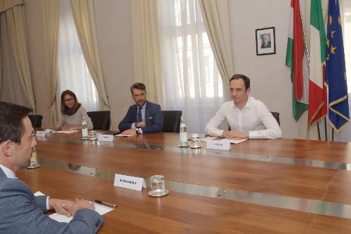 Il governatore Massimiliano Fedriga con la delegazione ungherese guidata dal vicesegretario del Ministero degli Affari Esteri e del Commercio Péter Kiss-Parciu